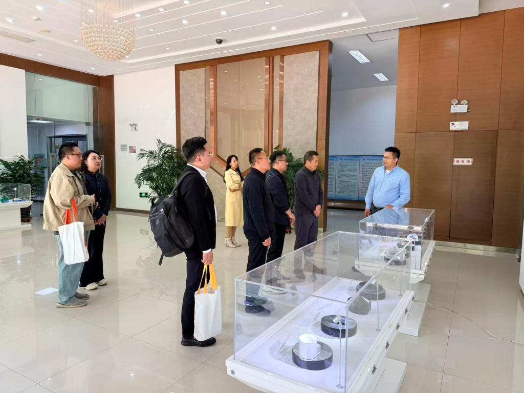 中材人工晶体研究院一行到我校开展交流座谈